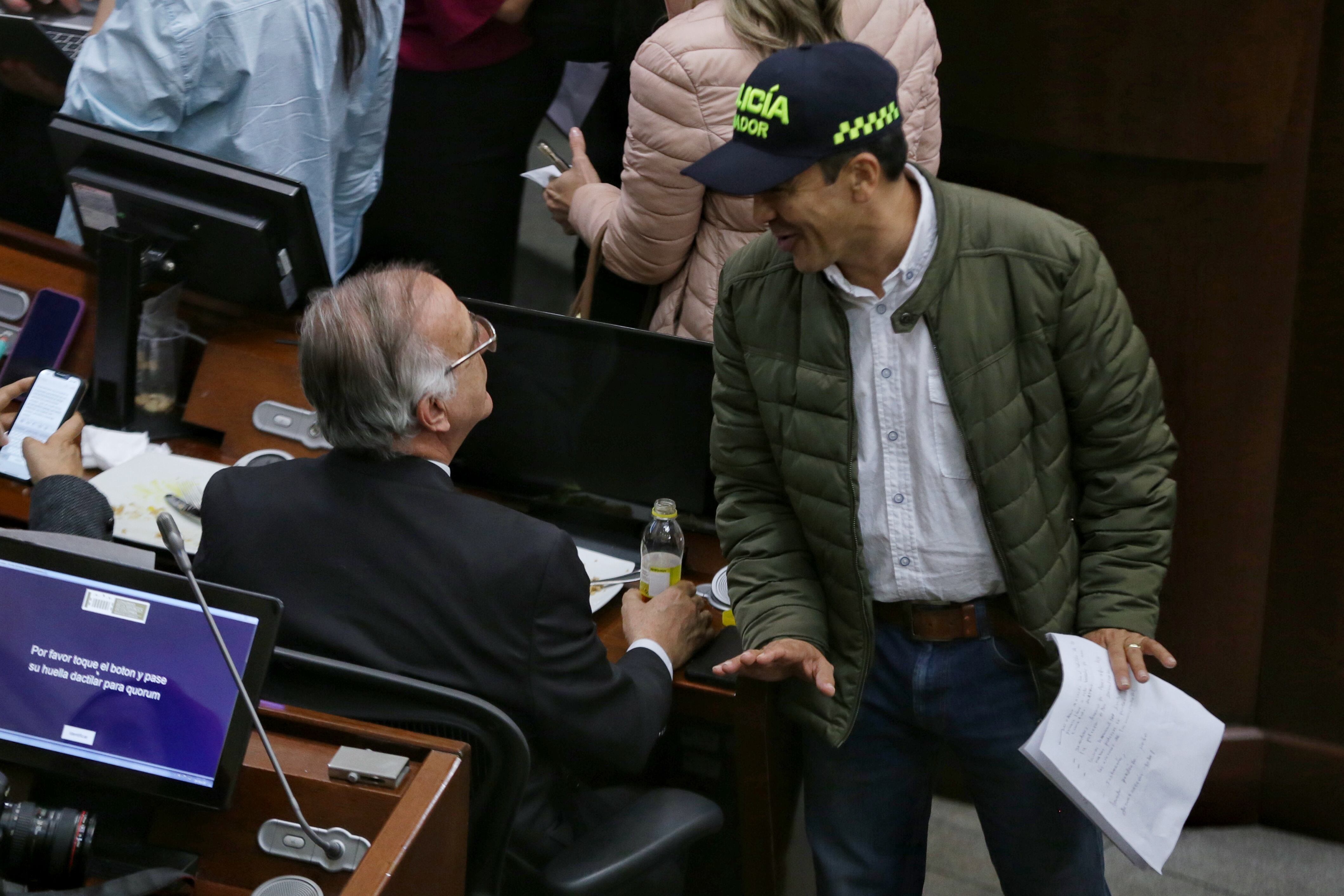 Bogotá. Octubre 24 de 2022. Discusión en el senado de la República del proyecto de ley de 'Paz Total'. En la foto: Iván Velasquez, ministro de Defensa (izquierda), y José Vicente Carreño, Senador del Centro Democrático (Derecha). (Colprensa - Camila Díaz)