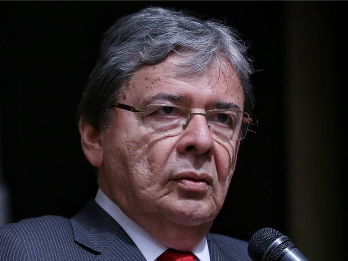 No sé si hubo chuzadas o no, aquí lo que hay es una investigación periodística: mindefensa