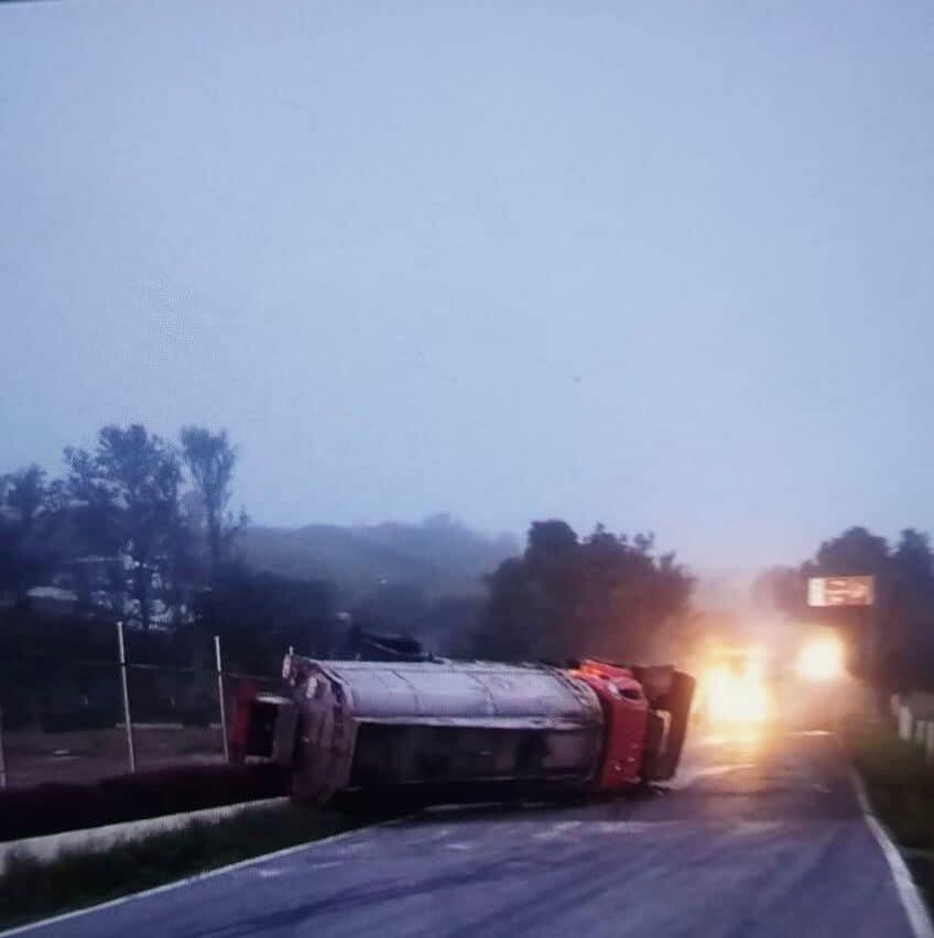 Volcamiento de un camión tipo cisterna en la vía Cúcuta - Costa Caribe. / Foto: Comunidad cortesía.