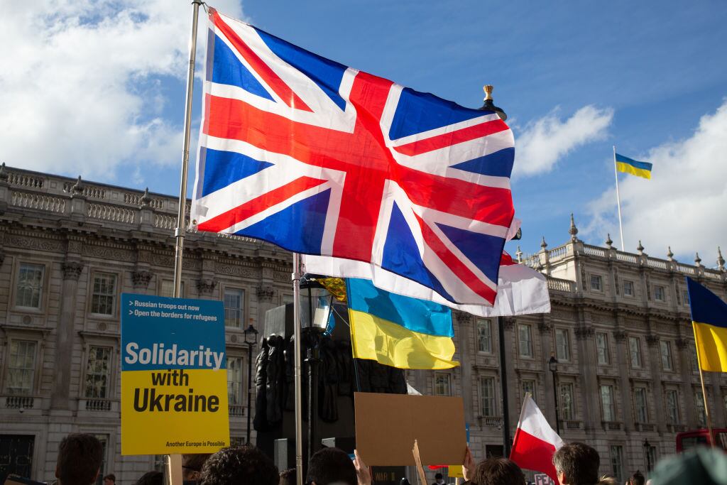 Bandera de Reino Unido y de Ucrania (Photo by Thabo Jaiyesimi/SOPA Images/LightRocket via Getty Images)