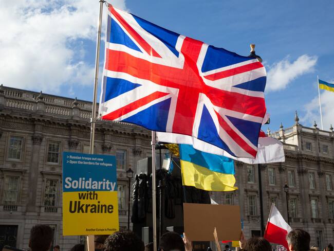 Bandera de Reino Unido y de Ucrania (Photo by Thabo Jaiyesimi/SOPA Images/LightRocket via Getty Images)
