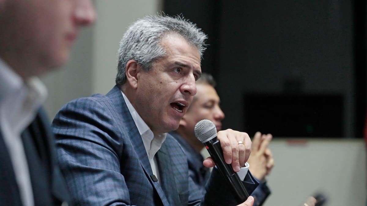 Luis Fernando Velasco acude a diligencia de arraigo por el caso UNGRD