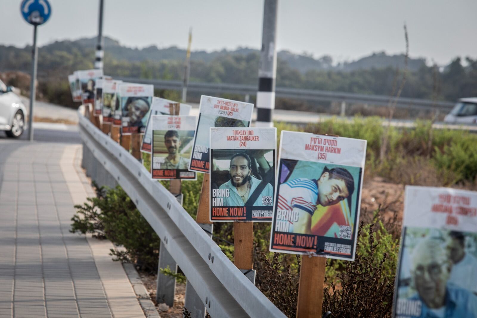 Se ven carteles al costado de la carretera que muestran a rehenes israelíes retenidos por Hamás en Gaza. (Foto de Eyal Warshavsky vía Getty Images)