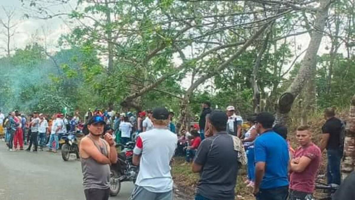 Mineros bloquean nuevamente dos municipios en el sur de Córdoba
