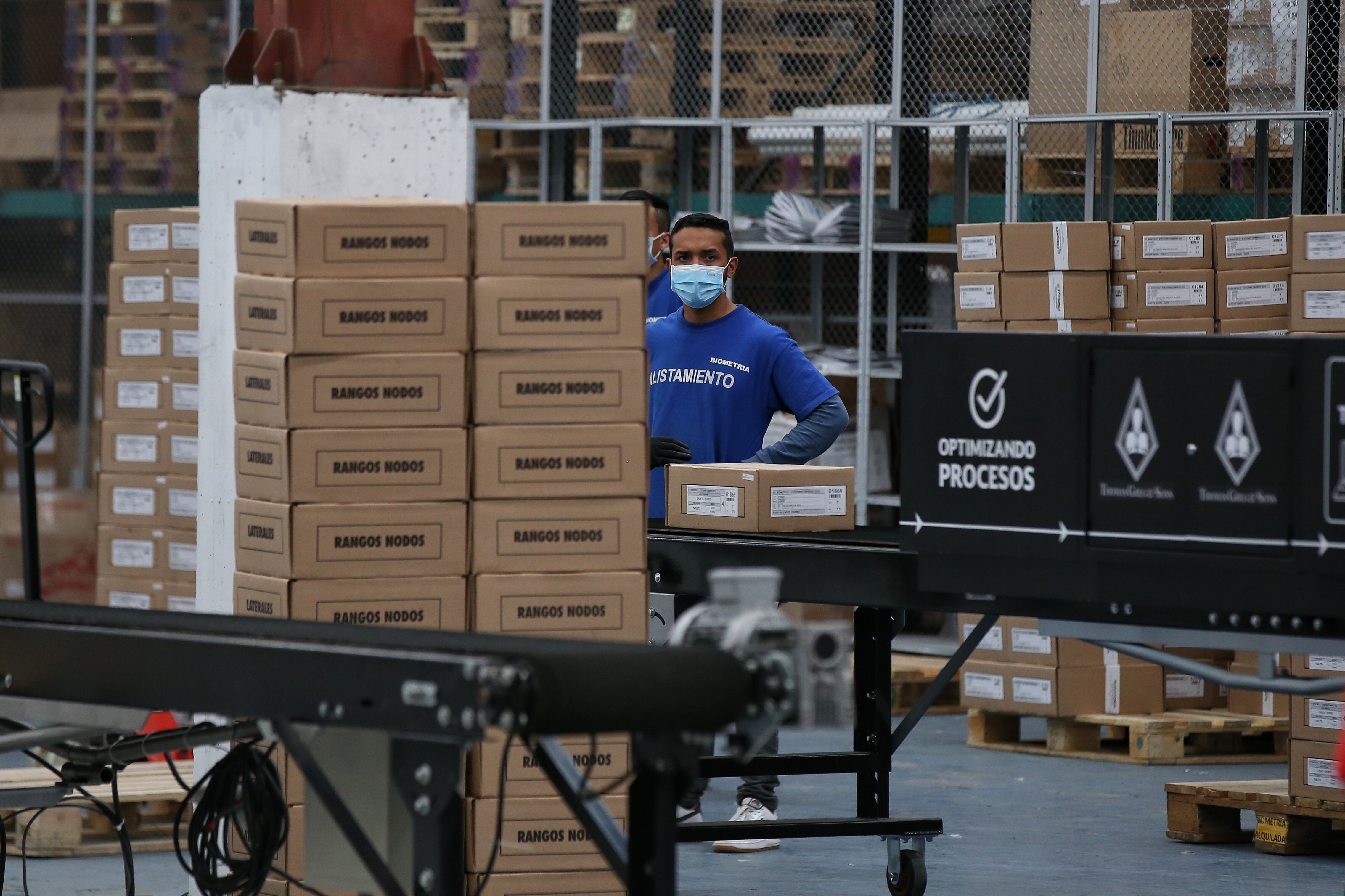 BOGOTÁ. Marzo 1 de 2022. En la bodega de almacenamiento de Kits electorales de la Registraduria Nacional el presidente Iván Duque Márquez en compañía del Registrador Nacional, Alexander Vega, La Procurada General de la Nación, Margarita Cabello Blanco, el Ministro del Interior, Daniel Palacios y el Defensor del Pueblo Carlos Camargo realizaron un recorrido para garantizar la transparencia en las próximas elecciones que se celebran el próximo 13 de Marzo en el país. (Colprensa - Camila Díaz)