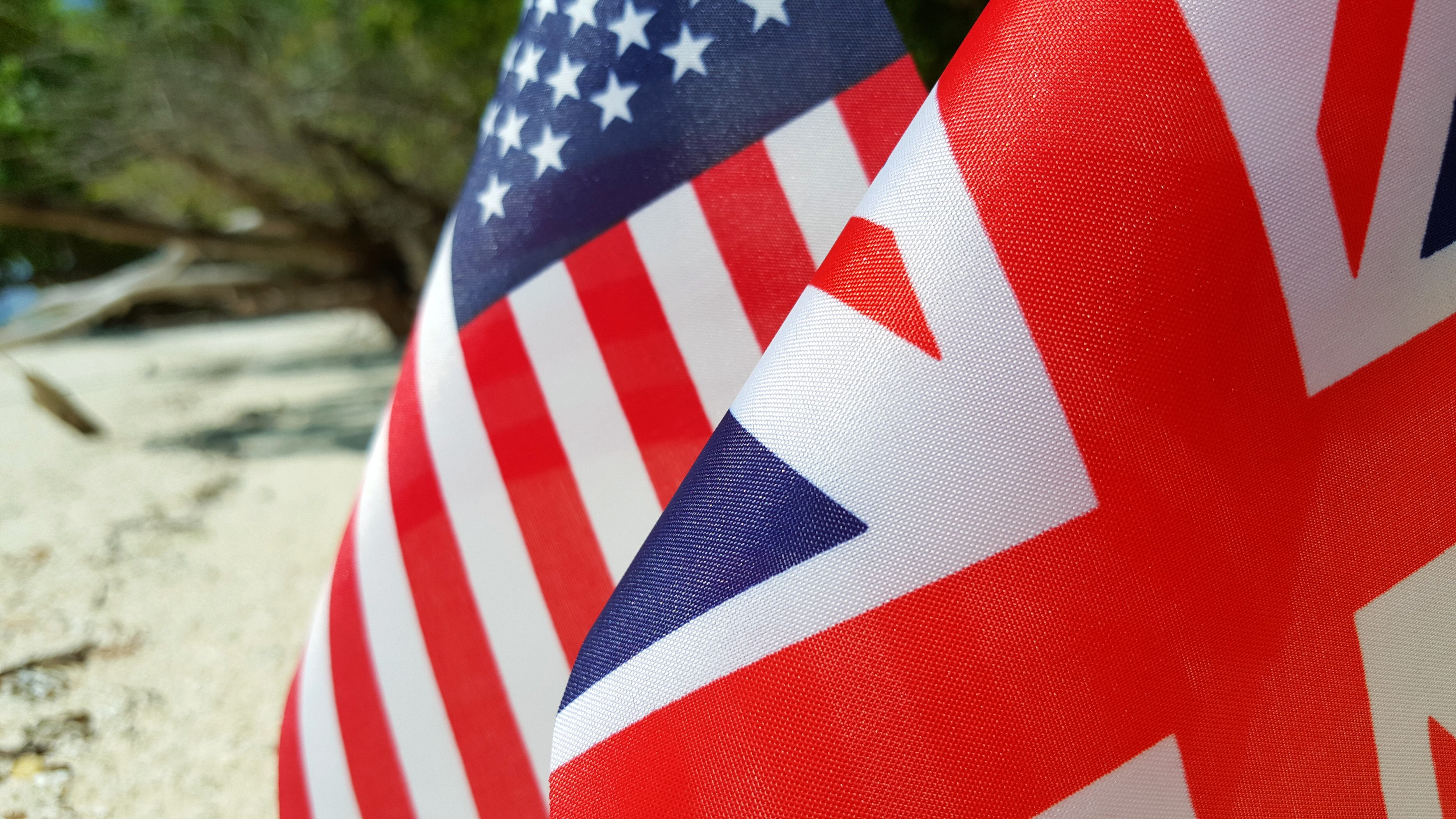 Banderas de Estados Unidos y Rino Unido. Foto: Getty Images