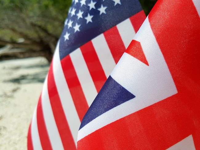 Banderas de Estados Unidos y Rino Unido. Foto: Getty Images