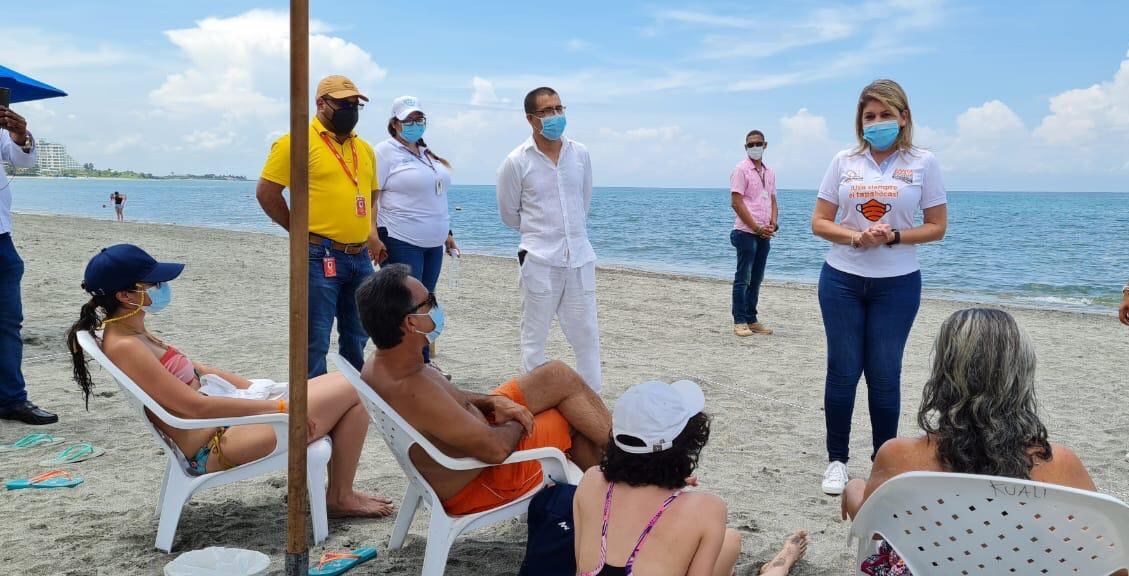 BARRANQUILLA. 18 de septiembre de 2020. La alcaldesa Virna Johnson acompañó la apertura de las playas en El Rodadero, desde donde inició un recorrido por otros balnearios. (Cortesía)