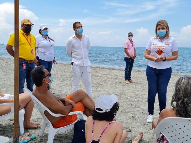 BARRANQUILLA. 18 de septiembre de 2020. La alcaldesa Virna Johnson acompañó la apertura de las playas en El Rodadero, desde donde inició un recorrido por otros balnearios. (Cortesía)