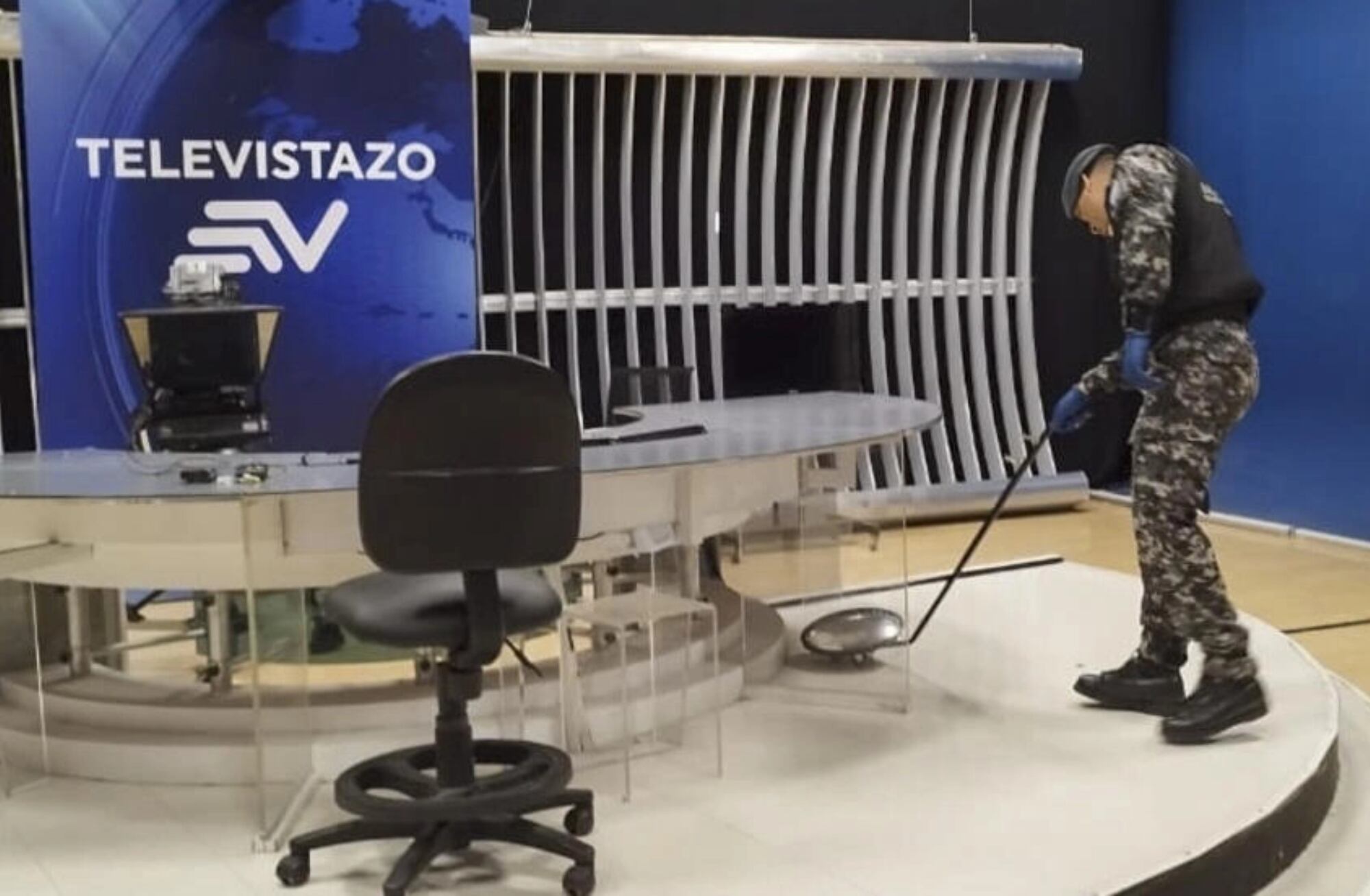 Registran en busca de explosivos un estudio del canal de TV Ecuavisa | Crédito: AFP