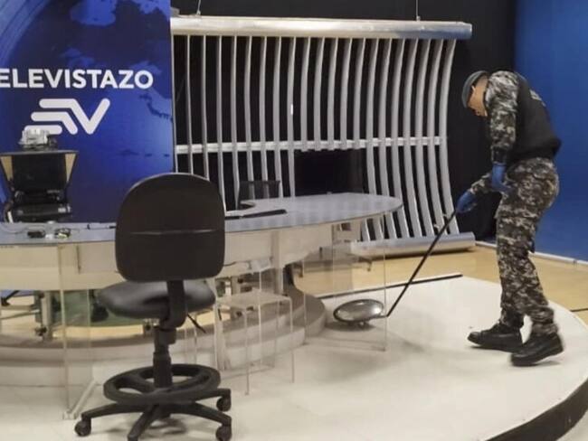 Registran en busca de explosivos un estudio del canal de TV Ecuavisa | Crédito: AFP