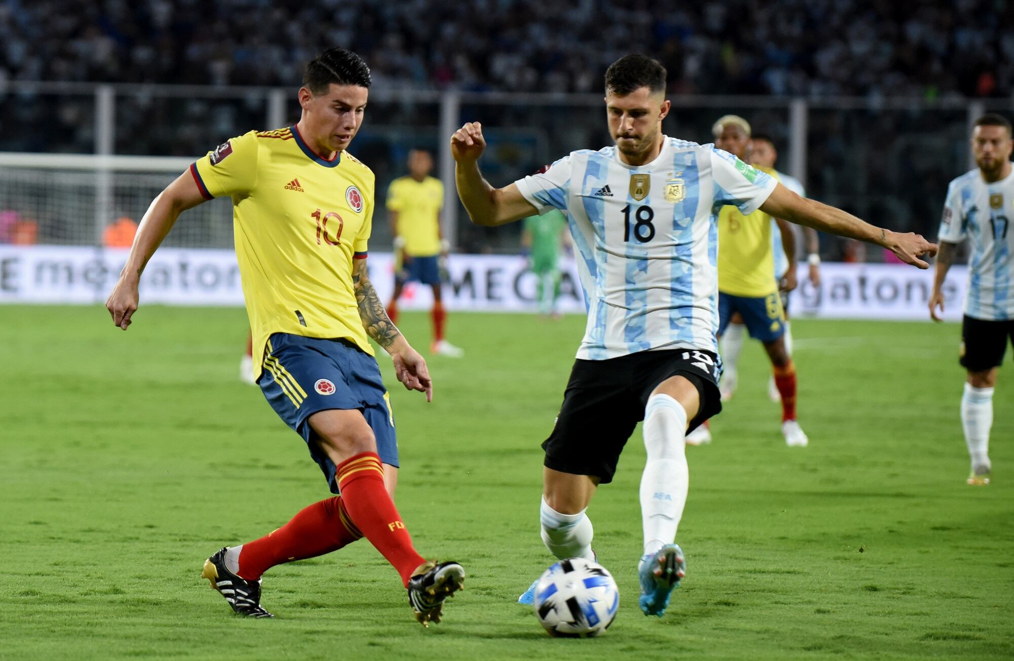Volante de la Selección Colombia James Rodríguez ante Argentina por las Eliminatorias