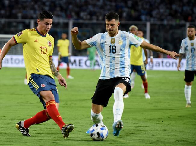 Volante de la Selección Colombia James Rodríguez ante Argentina por las Eliminatorias