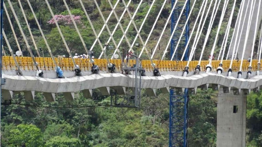 El puente Hisgaura de Sacyr en Santander se encogió, se encrespó y se volvió un acordeón. Foto: Primera Página