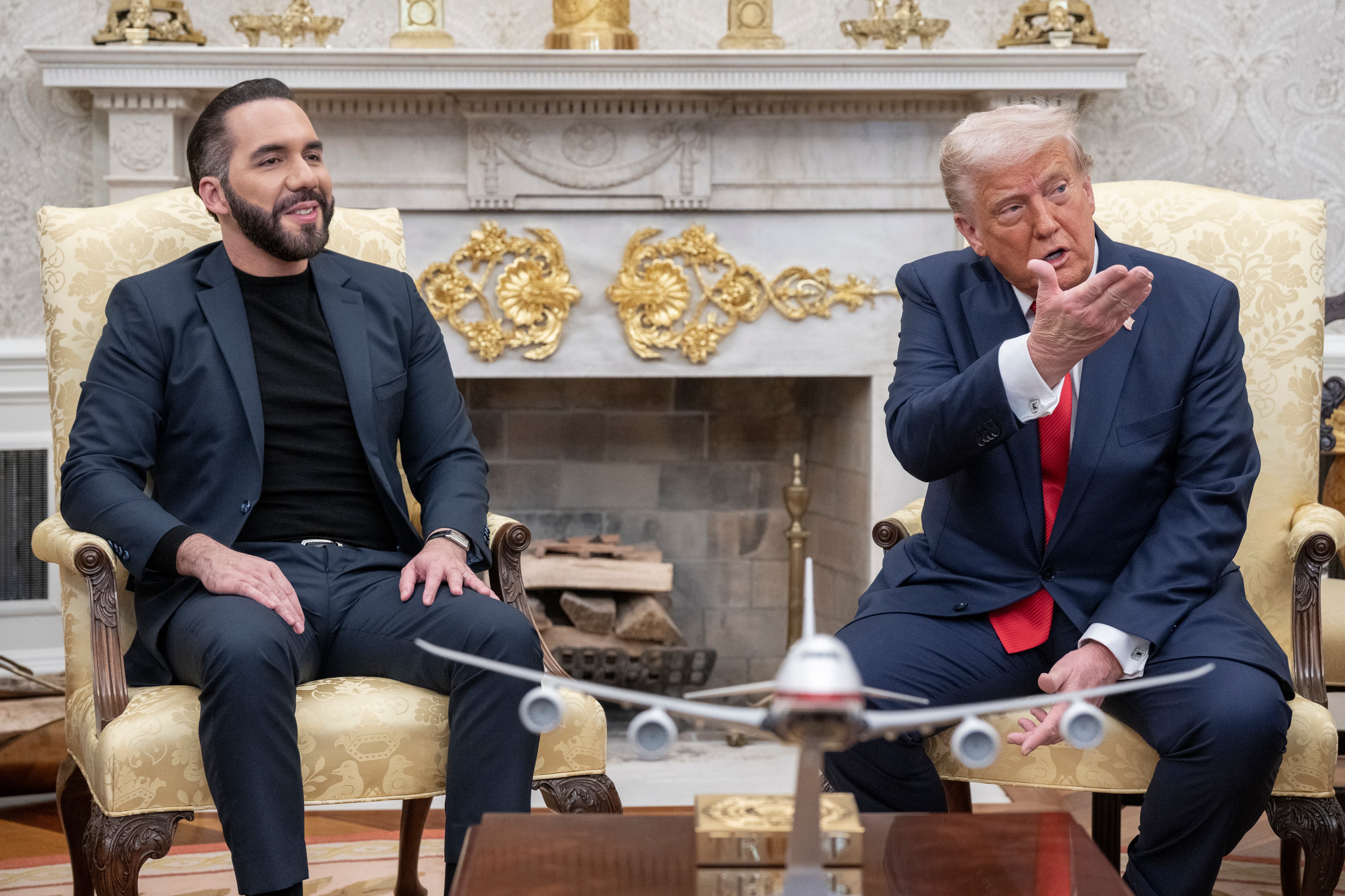 Presidente de Estados Unidos, Donald Trump, junto a su homólogo salvadoreño, Nayib Buyele, en su reunión en la Casa Blanca. FOTO: EFE/EPA/KEN CEDENO / POOL