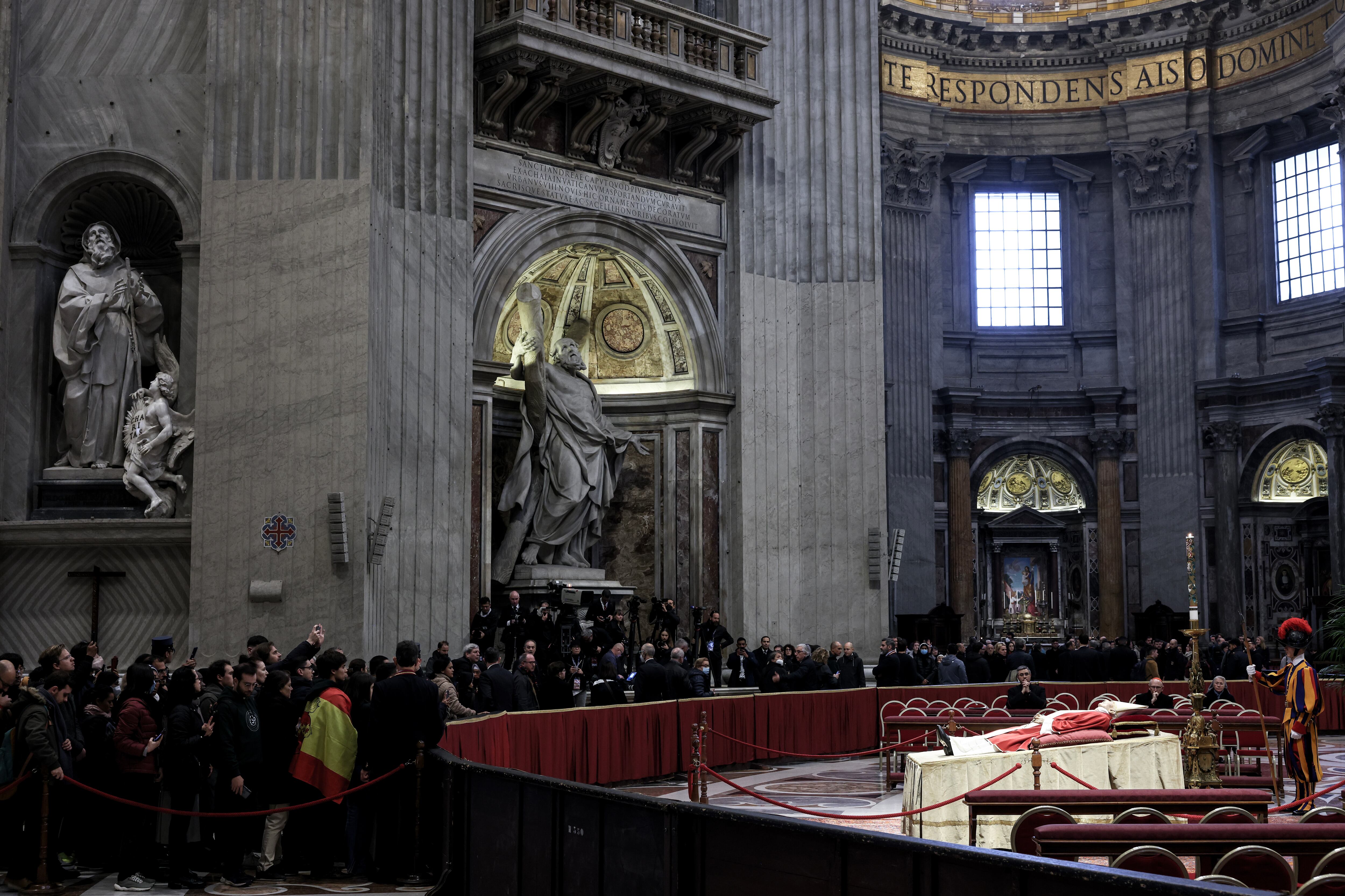 Fieles hacen cola dentro de la Basílica de San Pedro para presentar sus respetos al difunto Papa Emérito Benedicto XVI, el 02 de enero de 2023 en la Ciudad del Vaticano.