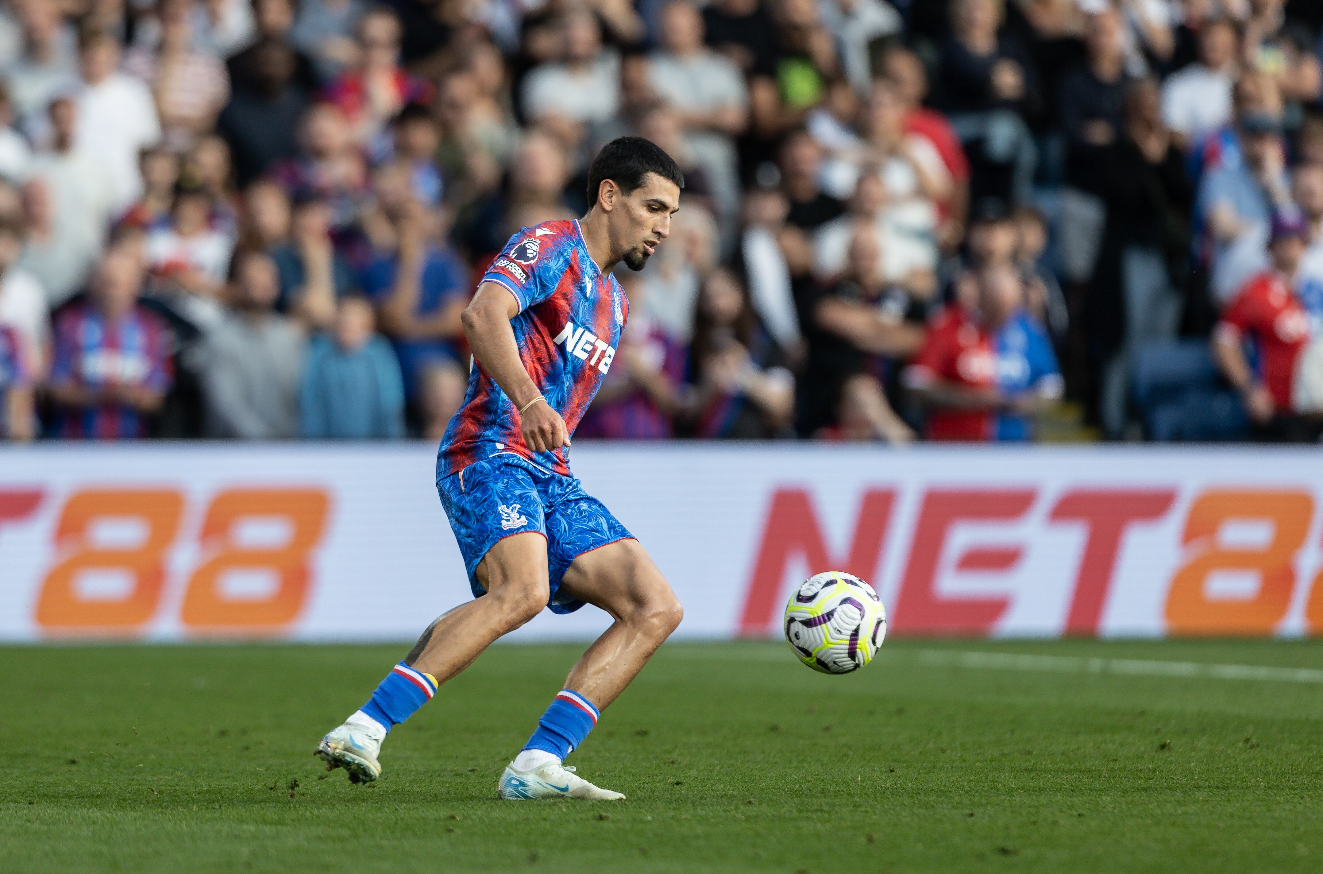 Daniel Muñoz, defensor colombiano del Crystla Palace. (Photo by Andrew Kearns - CameraSport via Getty Images)