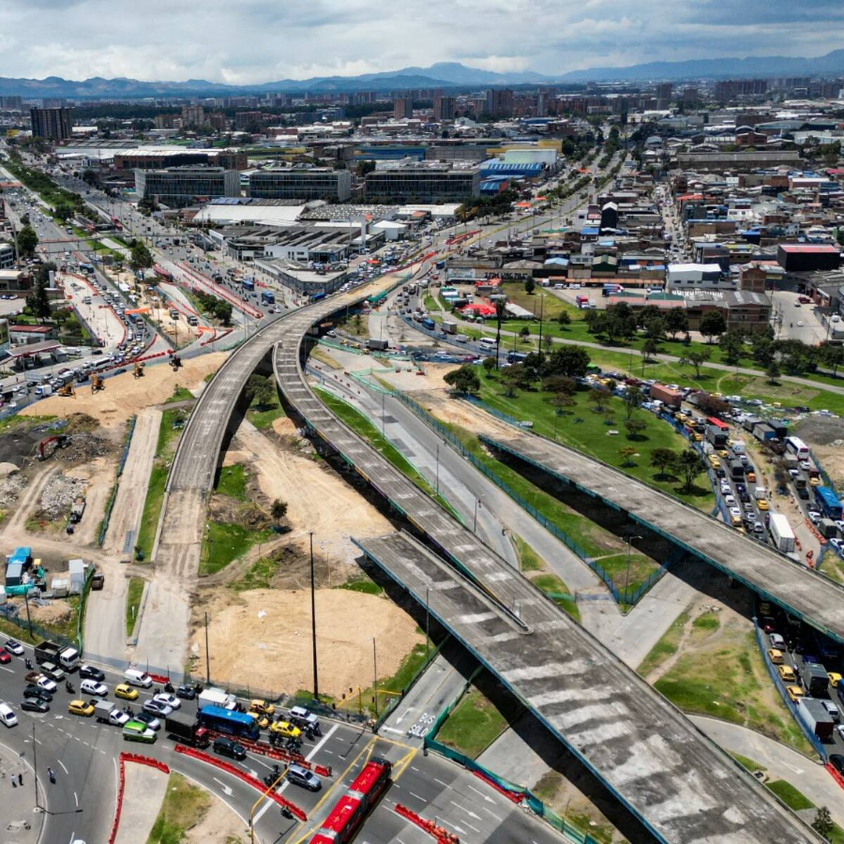 Así fue la implosión EN VIVO de los puentes de la Avenida Américas con Calle 13 en Bogotá: video