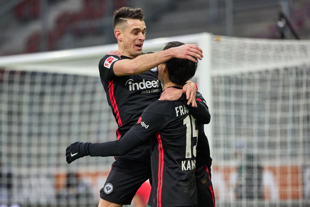 Rafael Sanros Borre del Eintracht Frankfurt y Daichi Kamada  (Photo by Peter Fastl/DeFodi Images via Getty Images)