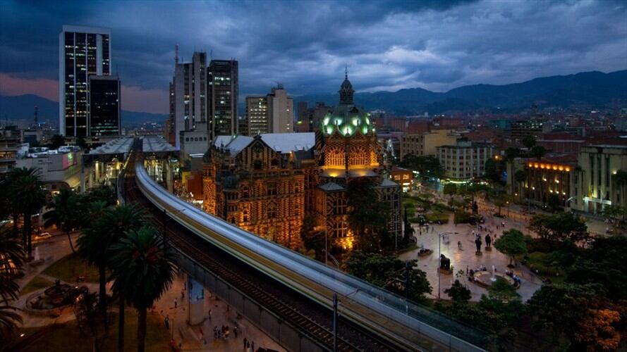 Hombre pide que no dañen su carro porque es de la mamá en Medellín. Foto: Getty Images/John Coletti
