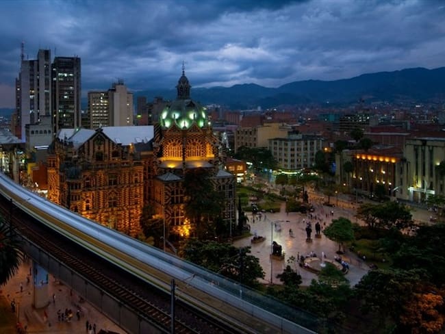 Hombre pide que no dañen su carro porque es de la mamá en Medellín. Foto: Getty Images/John Coletti