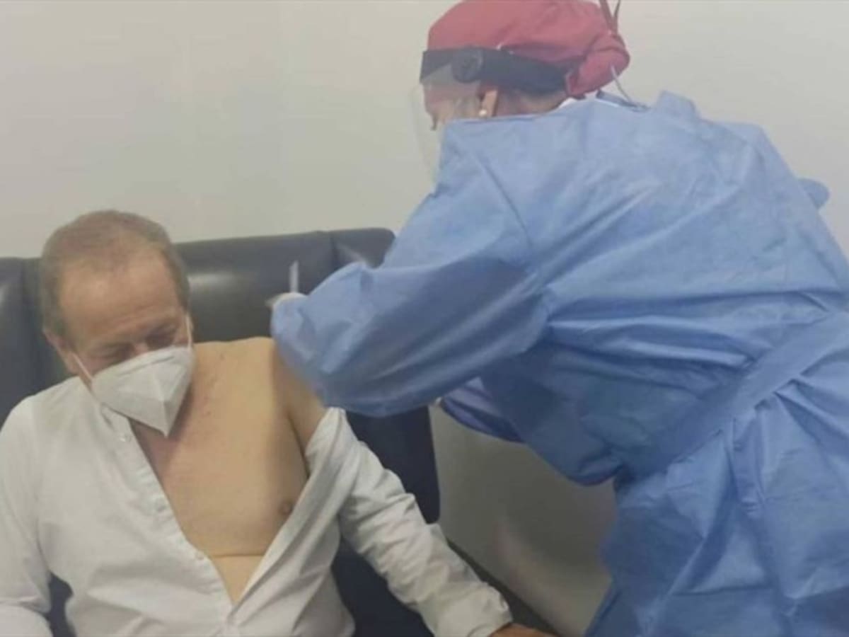 ¡Arrancó la vacunación en Risaralda! Un médico intensivista fue el primer vacunado