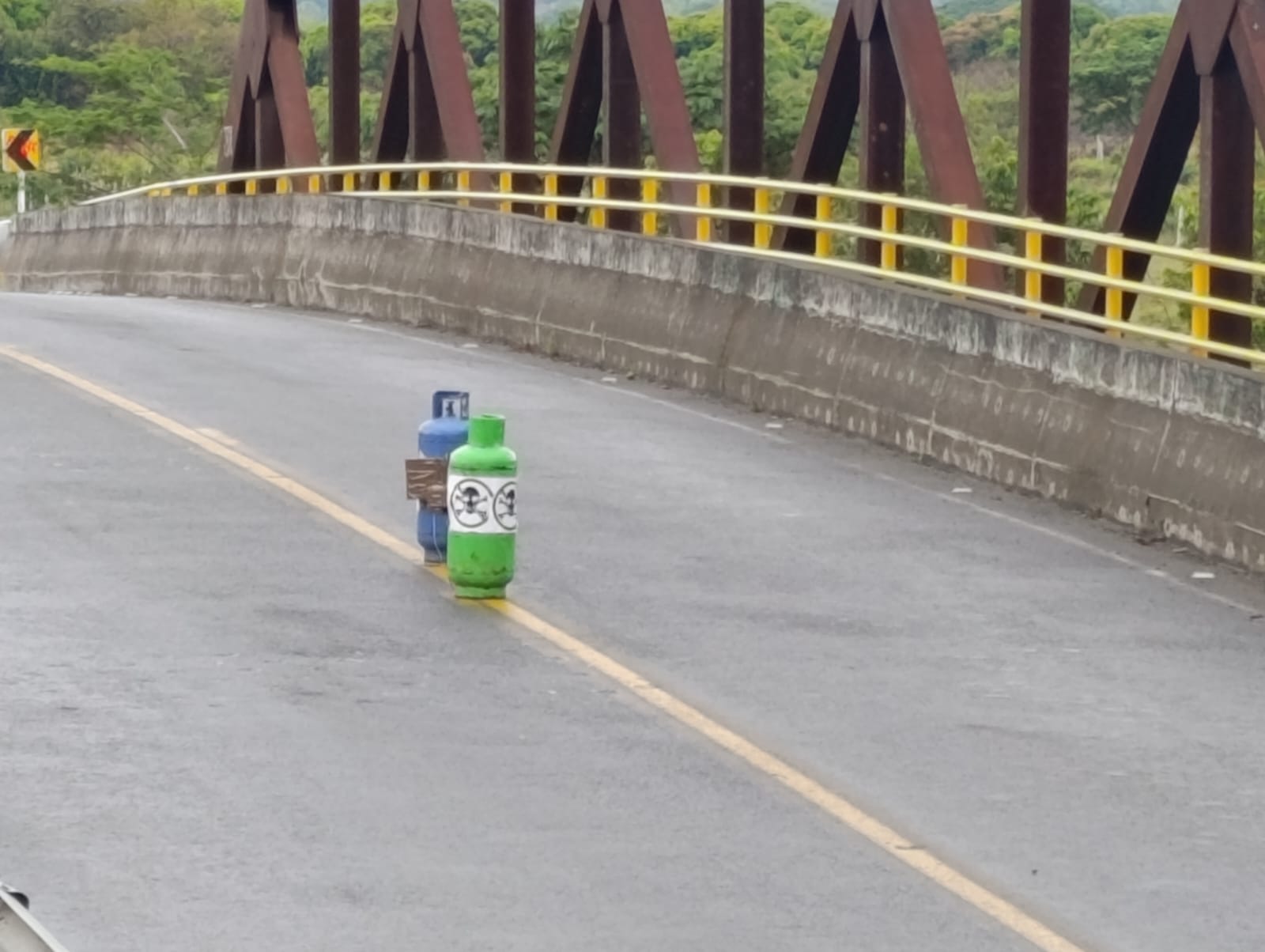 La autoridades verifican los cilindros abandonados. Crédito: Red de apoyo Cauca.