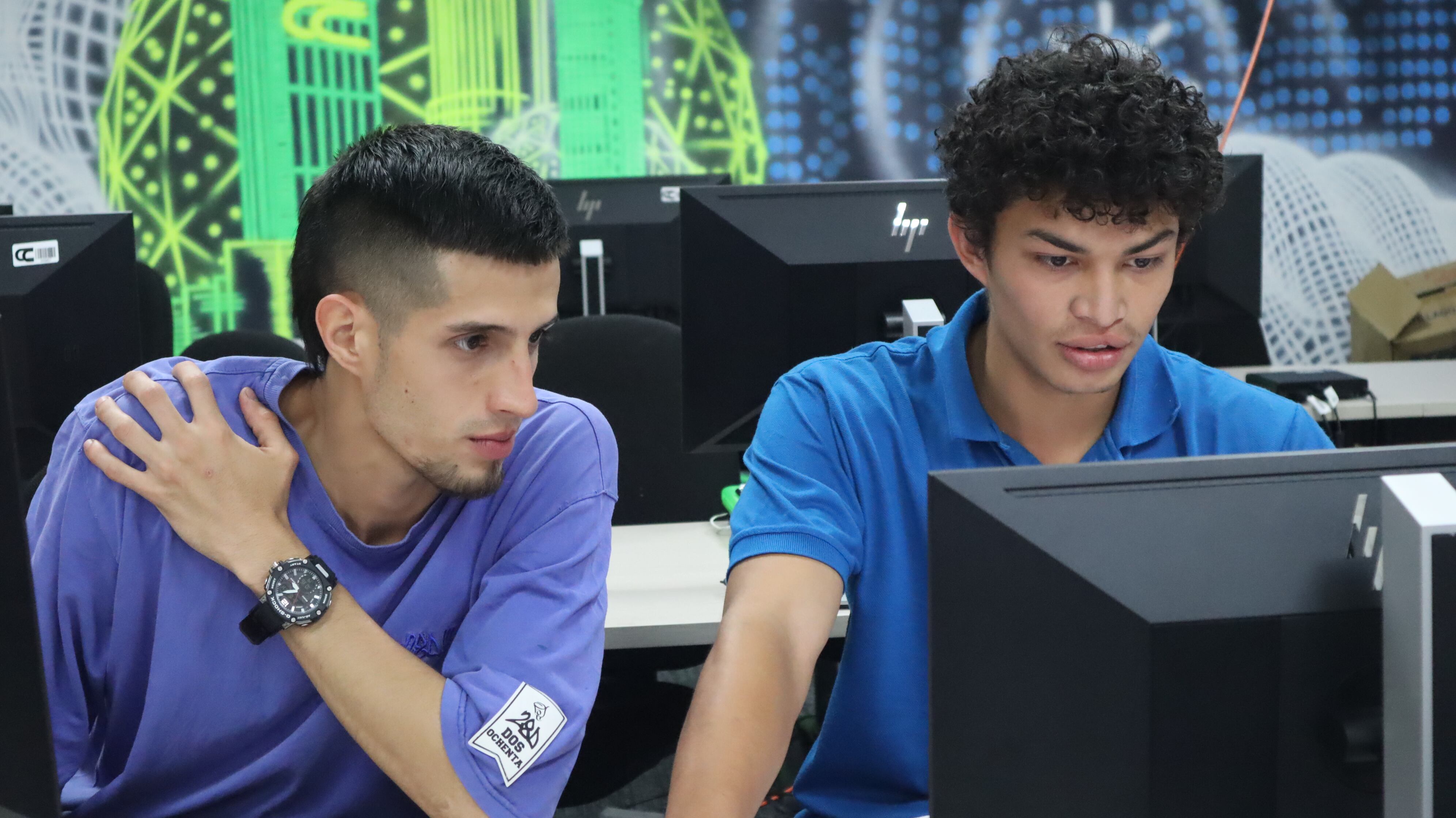 La empresa antioqueña creó la Escuela BIM -‘Building Information Modeling’, una metodología de construcción en tendencia- con la que potencian las habilidades de sus equipos jóvenes en la aplicación de tecnología y sistemas de información a la construcción. | Foto: Cortesía.