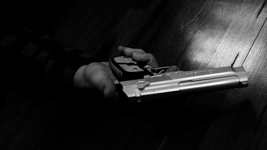 Los dos hombres entraron al lugar con cascos y maletines de una empresa de domicilios, e intimidaron con armas de fuego a aproximadamente 12 personas. Foto: Colprensa - Álvaro Tavera