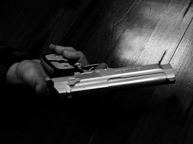 Los dos hombres entraron al lugar con cascos y maletines de una empresa de domicilios, e intimidaron con armas de fuego a aproximadamente 12 personas. Foto: Colprensa - Álvaro Tavera