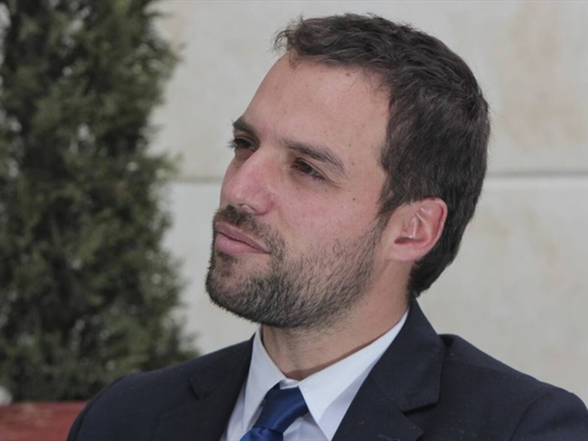 Fiscalía abre investigación contra secretario Luis Ernesto Gómez