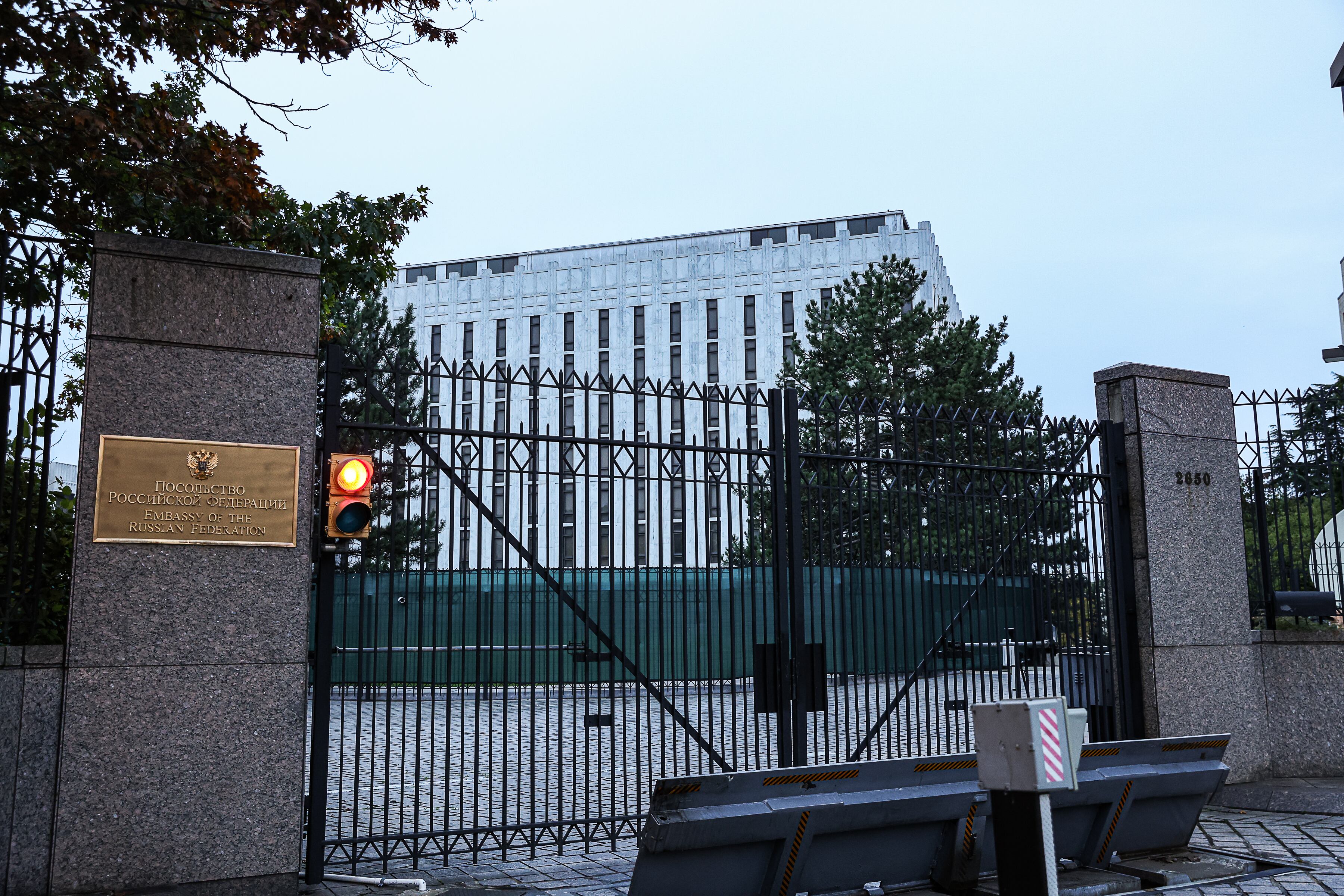 3 de octubre de 2024, EE. UU., Washington: Un semáforo se ilumina en rojo a la entrada de la embajada rusa. Valerie Plesch / Getty Images