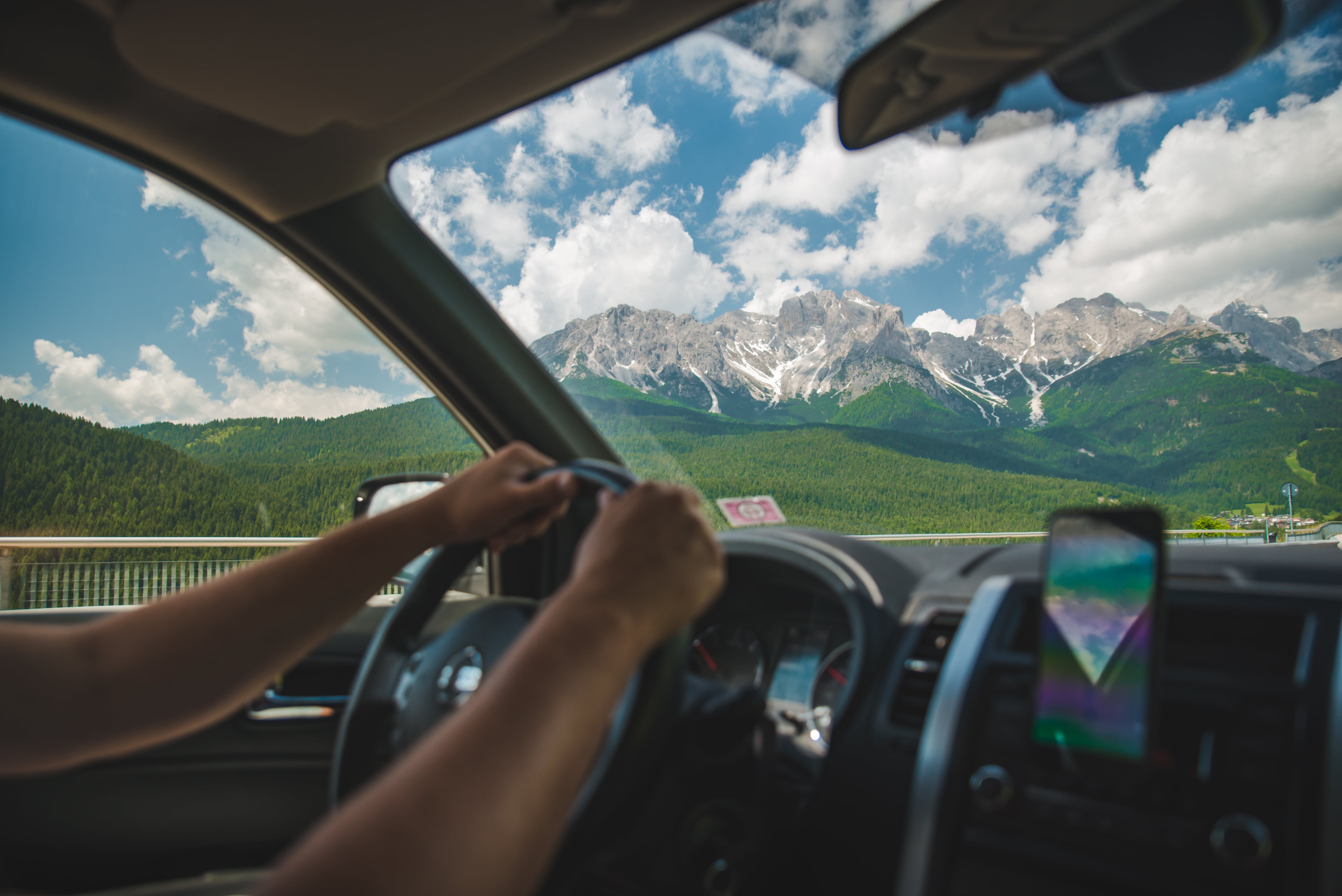 Vista de las montañas desde el interior de un carro (Foto vía GettyImages)