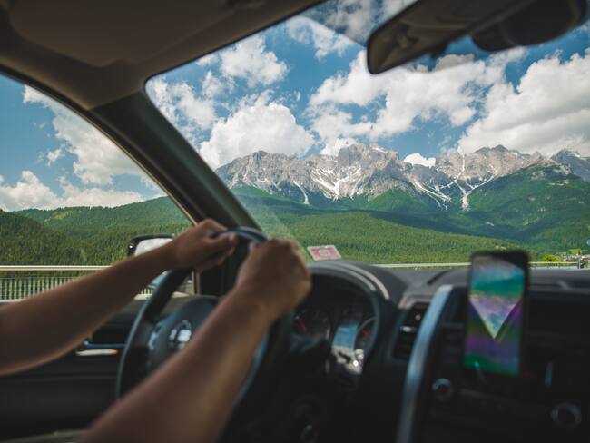 Vista de las montañas desde el interior de un carro (Foto vía GettyImages)