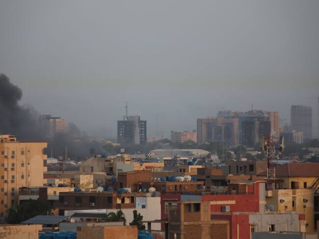 KHARTOUM, SUDAN - APRIL 21: Smoke rises during clashes between the Sudanese Armed Forces and the paramilitary Rapid Support Forces (RSF) on the first day of Eid Al-Fitr in Khartoum, Sudan on April 21, 2023. Around the world, Eid al-Fitr prayer marks the end of the holy fasting month of Ramadan for Muslims. (Photo by Stringer/Anadolu Agency via Getty Images)