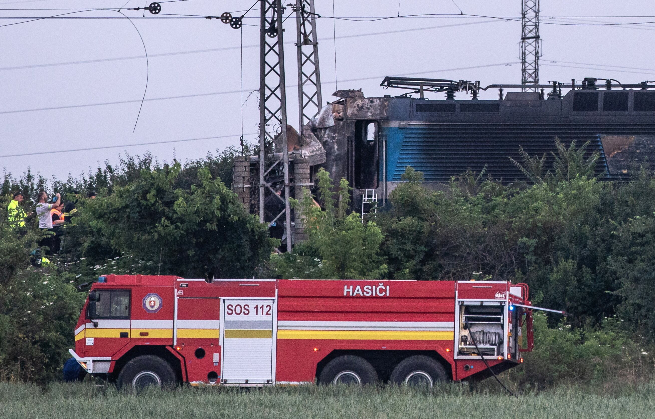 Eslovaquia, choque entre un tren y un bus. Foto: EFE/EPA/JAKUB GAVLAK
