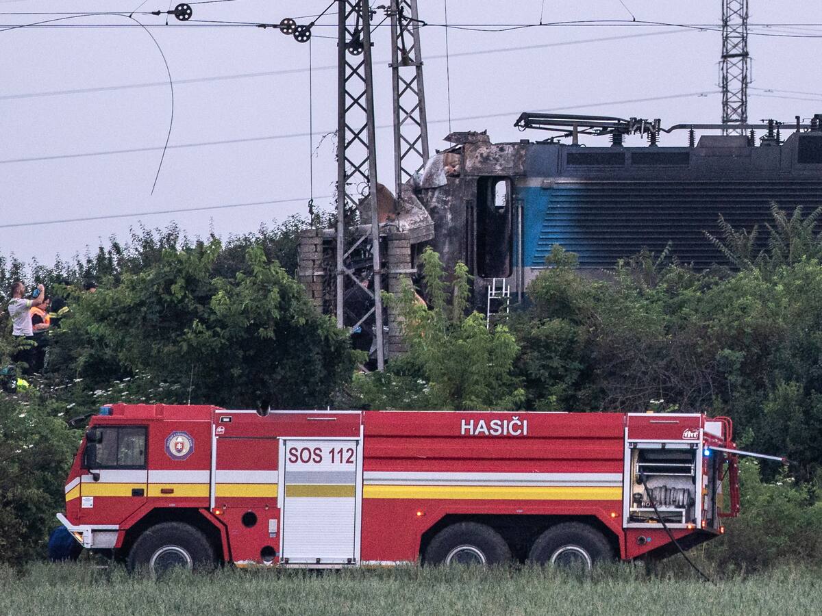 Seis muertos y cinco heridos en un choque entre un tren y un bus en Eslovaquia