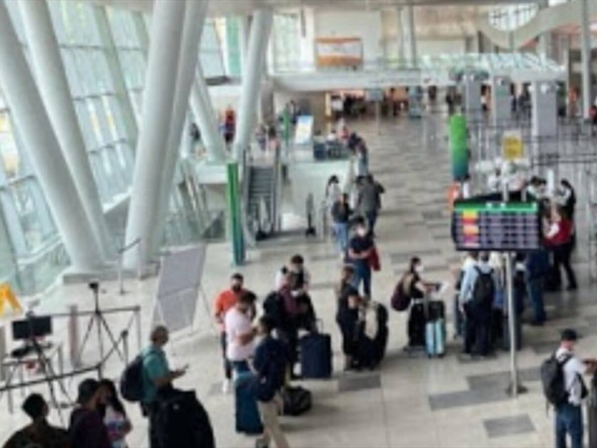 Cenizas volcánicas afectan operación del Aeropuerto Matecaña que sirve a Pereira