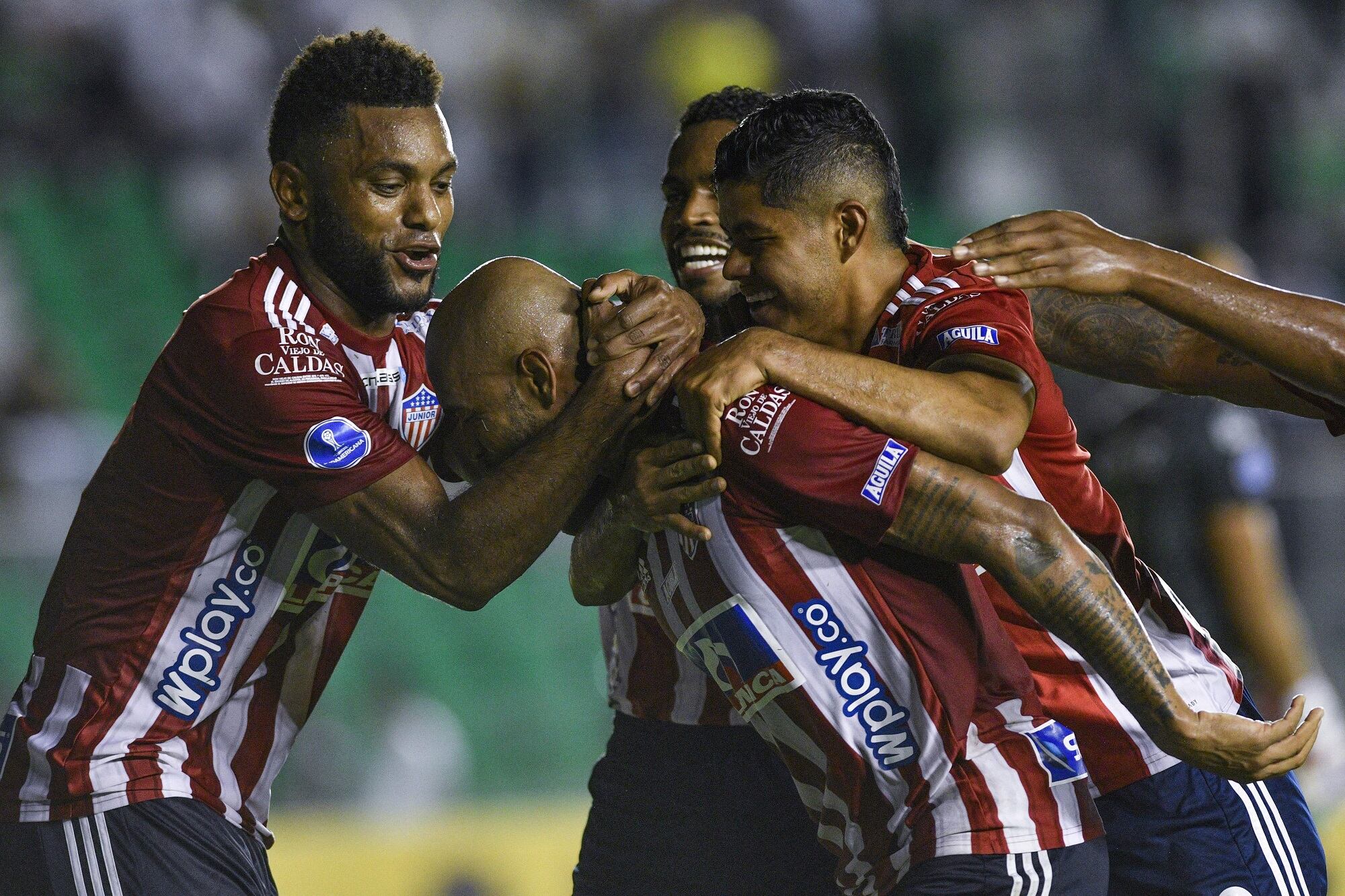 Fredy Hinestroza celebrando su gol con el Junior de Barranquilla ante Oriente Petrolero por Copa Sudamericana (Photo by AIZAR RALDES / AFP) (Photo by AIZAR RALDES/AFP via Getty Images)