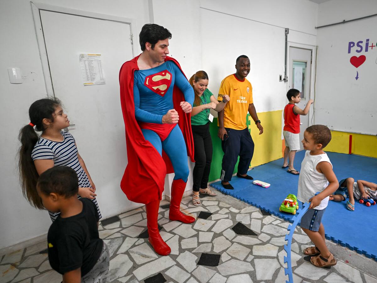 Esta es la historia de Leonardo Muylaert, el ‘Superman brasileño’ que esparce alegría en el mundo