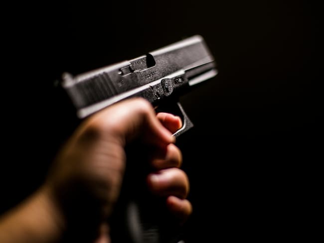 Imagen de referencia de robo con arma armada. Foto: Getty Images.