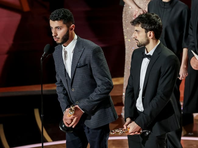 LOS ANGELES (United States), 03/03/2025.- Basel Adra (L) and Yuval Abraham (R) accept the Oscar for Best Documentary Feature Film for ‘No Other Land’ during the 97th annual Academy Awards ceremony at the Dolby Theatre in the Hollywood neighborhood of Los Angeles, California, USA, 02 March 2025. (Basilea) EFE/EPA/ALLISON DINNER