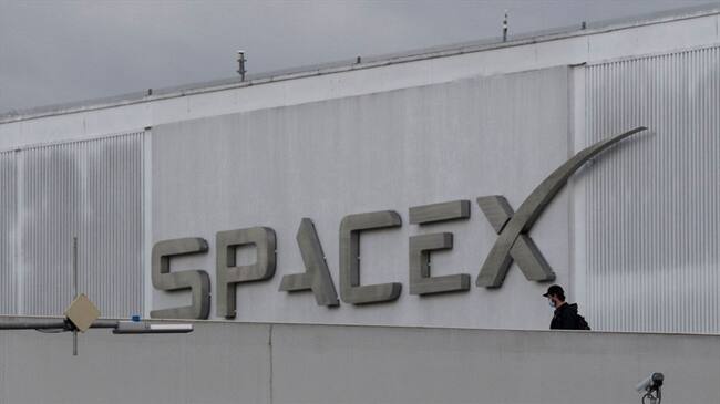 Sin que se dieran cuenta los guardias, 'youtuber' invadió instalación de Spacex. Foto: Getty Images