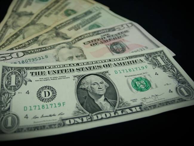 Dólar cierra la semana a la baja en el mercado. Foto: Colprensa