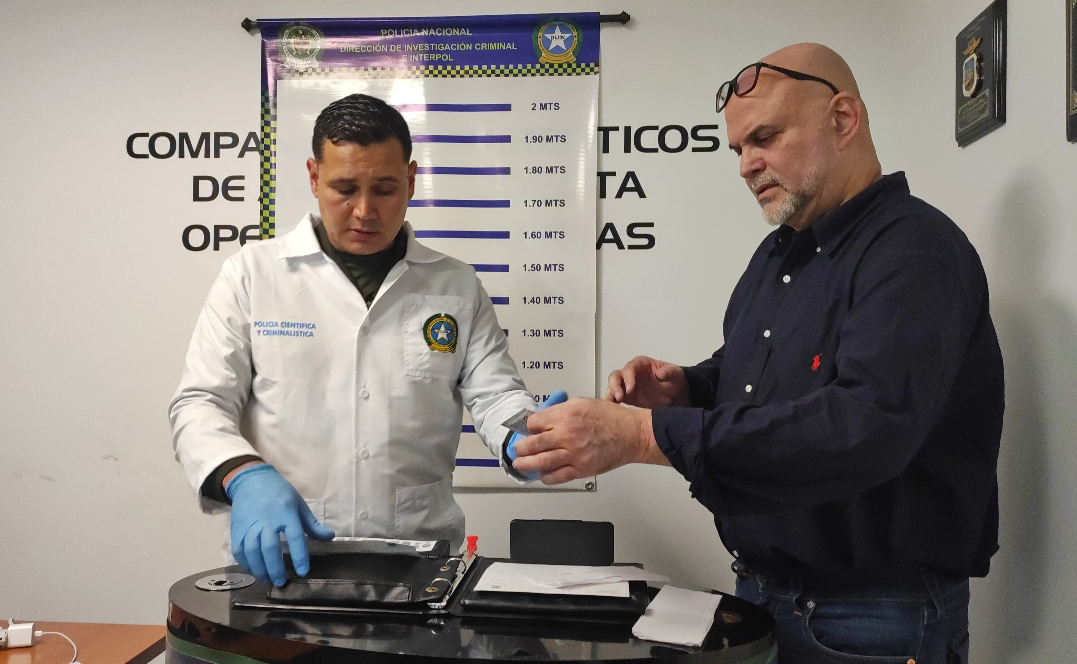 Fotografía cedida por la Policía de Colombia que muestra al exjefe paramilitar Salvatore Mancuso (d). EFE/ Policía de Colombia