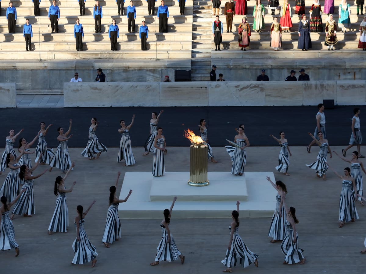 La llama olímpica va rumbo a Francia a menos de 100 días de los Juegos Olímpicos