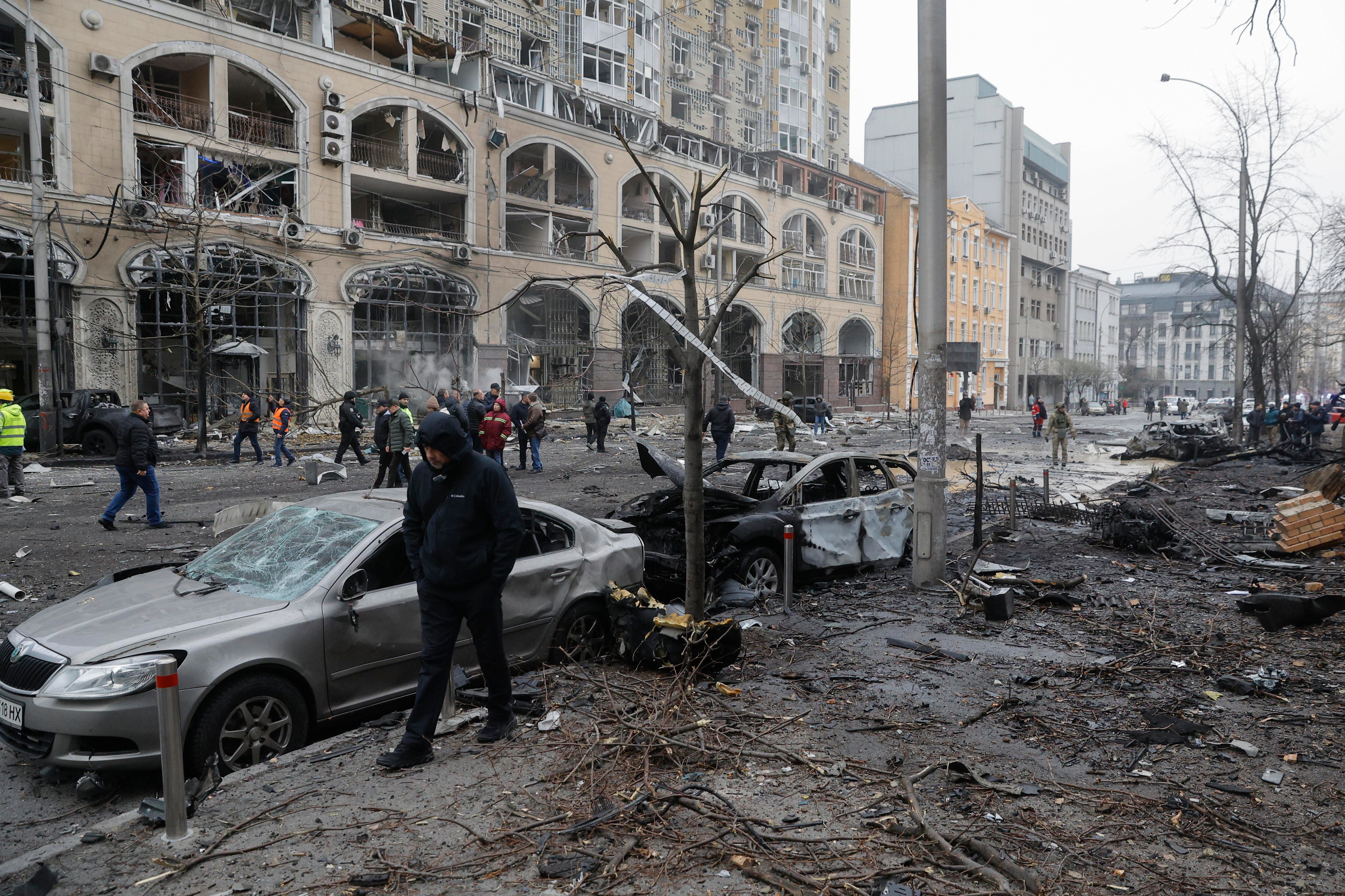 Ataque ruso en la ciudad Kiev. FOTO: EFE/EPA/SERGEY DOLZHENKO