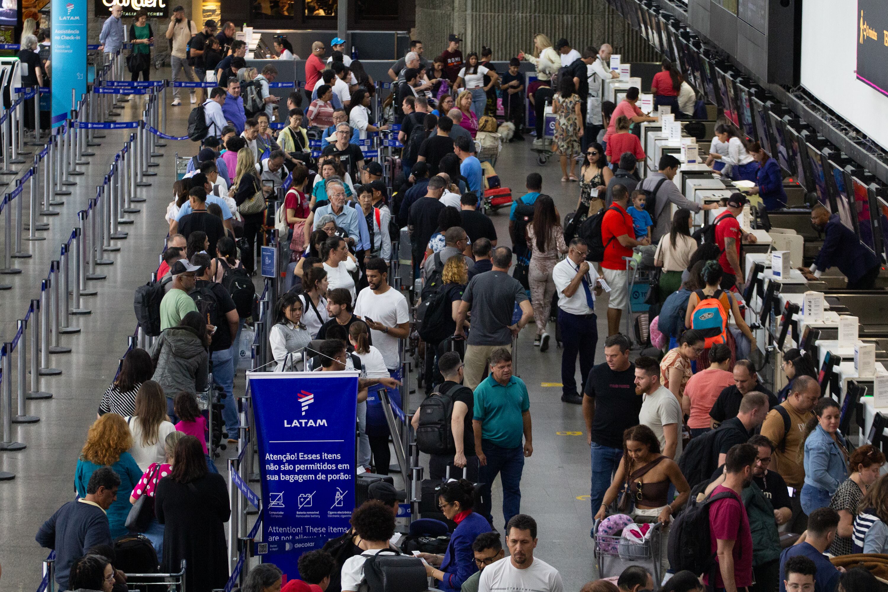 Pasajeros de LATAM en el Aeropuerto Internacional de Guarulhos. Foto: Bruno Escolastico Sousa Silva/NurPhoto via Getty Images.
