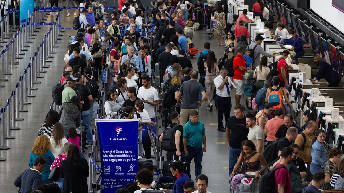 Al menos 169 pasajeros fueron evacuados tras incendio cerca de un avión en aeropuerto de Brasil
