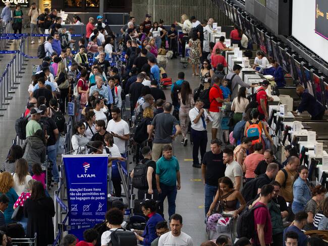 Pasajeros de LATAM en el Aeropuerto Internacional de Guarulhos. Foto: Bruno Escolastico Sousa Silva/NurPhoto via Getty Images.